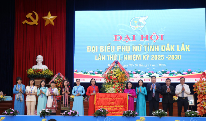 Ban Chấp hành Đảng bộ tỉnh Đắk Lắk tặng Đại hội bức trướng “Đoàn kết, sáng tạo, đổi mới, phát triển”.