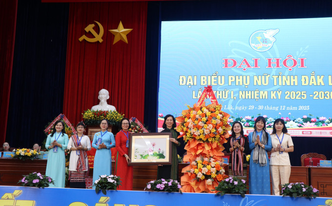 Trung ương Hội Liên hiệp Phụ nữ Việt Nam tặng hoa chúc mừng Đại hội.