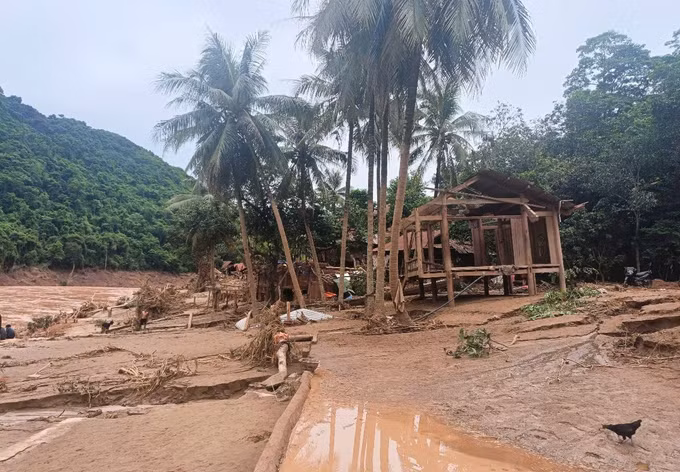 Nhà cửa bị hư hại, khung cảnh bản làng Cha Nga bị biến dạng, sạt lở khi lũ dữ quét qua. Ảnh: TTXVN phát