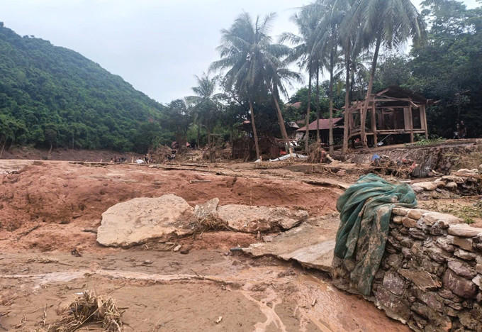 Khung cảnh tan hoang, xác xơ của bản Cha Nga (xã Mỹ Lý, tỉnh Nghệ An) khi lũ dữ quét qua. Ảnh: TTXVN phát Khung cảnh tan hoang, xác xơ của bản Cha Nga (xã Mỹ Lý, tỉnh Nghệ An) khi lũ dữ quét qua. Ảnh: TTXVN phát