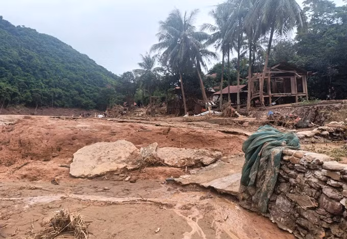 Khung cảnh tan hoang, xác xơ của bản Cha Nga (xã Mỹ Lý, tỉnh Nghệ An) khi lũ dữ quét qua. Ảnh: TTXVN phát