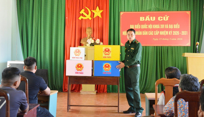Lực lượng biên phòng phối hợp với chính quyền địa phương hướng dẫn người dân quy trình bỏ phiếu bầu cử đúng quy định.