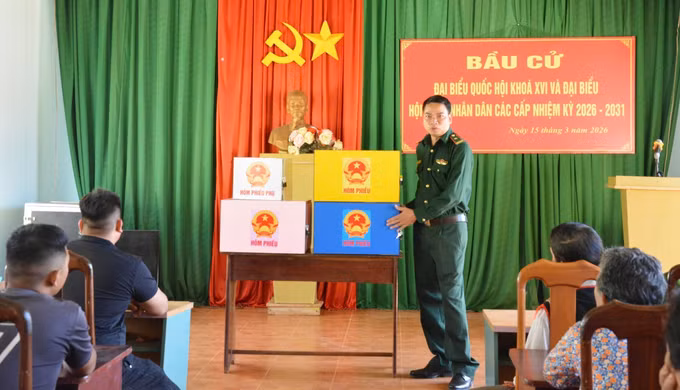 Lực lượng biên phòng phối hợp với chính quyền địa phương hướng dẫn người dân quy trình bỏ phiếu bầu cử đúng quy định.