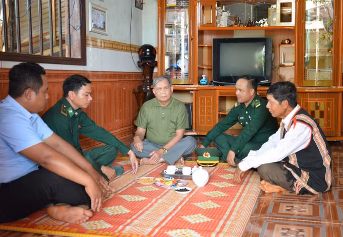 Già làng, người có uy tín trong cộng đồng và lực lượng biên phòng đến từng nhà hướng dẫn người dân quy trình bỏ phiếu bầu cử đúng theo quy định.