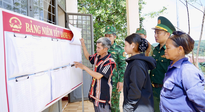 Cử tri Gia Lai tìm hiểu thông tin, danh sách niêm yết của những người ứng cử đại biểu Quốc hội, HĐND các cấp.
