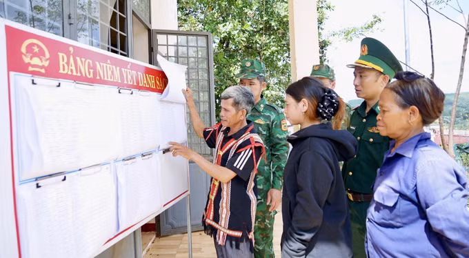 Cử tri Gia Lai tìm hiểu thông tin, danh sách niêm yết của những người ứng cử đại biểu Quốc hội, HĐND các cấp.