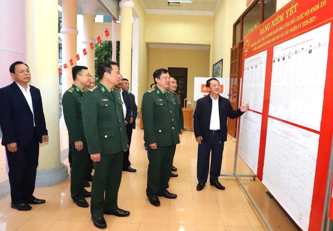 Bí thư Tỉnh ủy Tuyên Quang Hầu A Lềnh kiểm tra công tác chuẩn bị cho bầu cử ở điểm bỏ phiếu số 2, Bộ đội Biên phòng tỉnh. Ảnh: TTXVN phát
