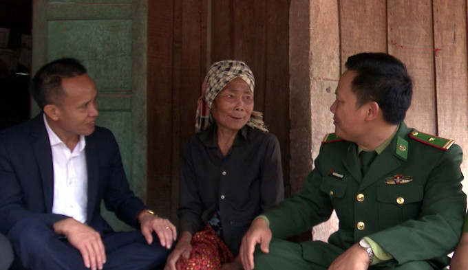 Cán bộ UBND xã Thượng Trạch cùng Bộ đội Biên phòng về tận nhà đồng bào vùng sâu vùng xa để tuyên truyền về công tác bầu cử.