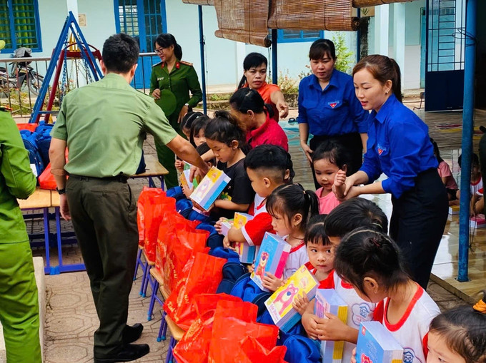 Cô giáo Nguyễn Thị Thu Nga lan tỏa tinh thần cống hiến và sống đẹp bằng những việc làm thiết thực cho học trò và cộng đồng. Ảnh: Báo Tin tức và Dân tộc nguyen-thi-thu-nga.jpg
