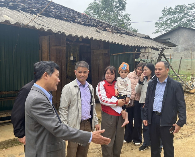 Thăm hỏi, động viên người dân bị ảnh hưởng do thiên tai tại xã Cần Yên.