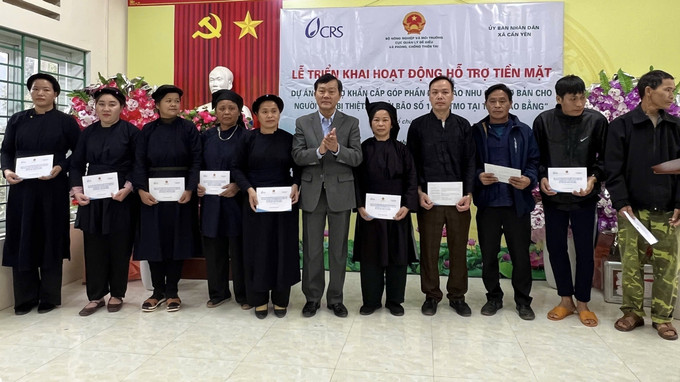 Trao tặng tiền mặt đa mục đích cho các hộ gia đình bị ảnh hưởng bởi thiên tai.