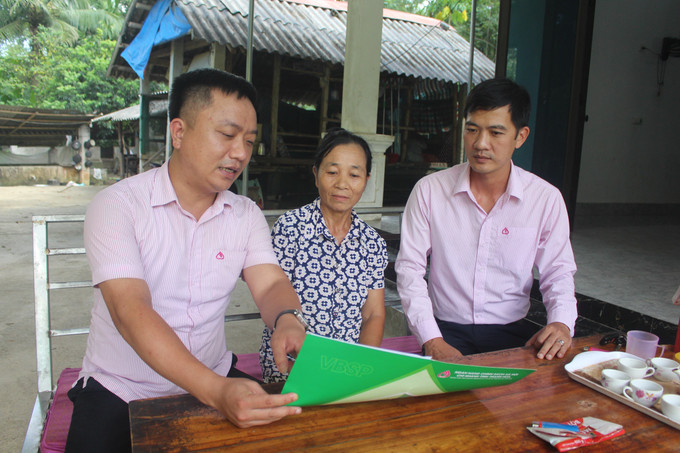 Cán bộ Phòng giao dịch NHCSXH Lang Chánh thường xuyên thăm hỏi, động viên, hướng dẫn các hộ trả lãi, gốc đúng thời hạn quy định hàng tháng. Ảnh: Khiếu Tư/TTXVN Cán bộ Phòng giao dịch NHCSXH Lang Chánh thường xuyên thăm hỏi, động viên, hướng dẫn các hộ trả lãi, gốc đúng thời hạn quy định hàng tháng. Ảnh: Khiếu Tư/TTXVN