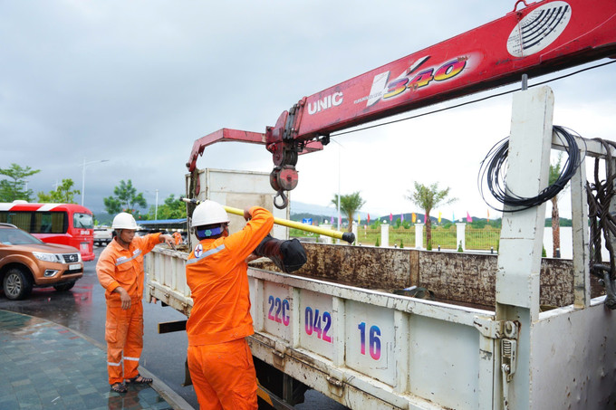 Các phương tiện, thiết bị chuyên dụng và vật tư cần thiết được tập hợp sẵn sàng nhằm trợ giúp Công ty Điện lực Nghệ An xử lý sự cố, khôi phục hệ thống điện. Các phương tiện, thiết bị chuyên dụng và vật tư cần thiết được tập hợp sẵn sàng nhằm trợ giúp Công ty Điện lực Nghệ An xử lý sự cố, khôi phục hệ thống điện.
