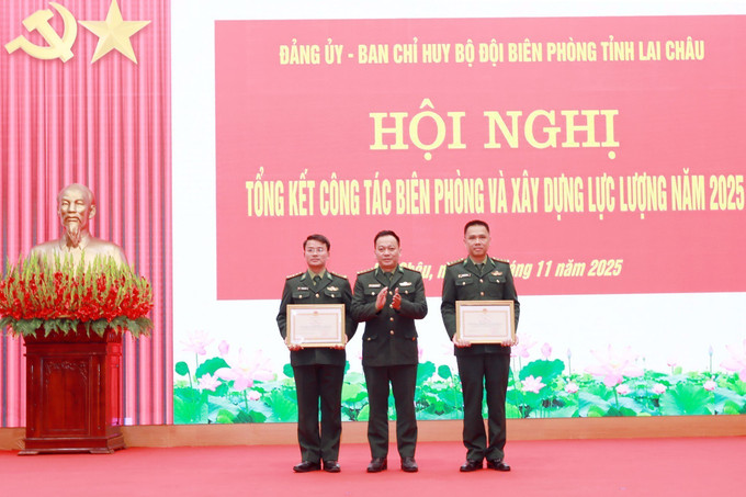 Thượng tá Trương Minh Đức, Chỉ huy trưởng Ban Chỉ huy BĐBP tỉnh Lai Châu, trao Bằng khen của Bộ Quốc phòng cho 2 tập thể có thành tích xuất sắc trong sự nghiệp xây dựng Quân đội, củng cố quốc phòng và bảo vệ Tổ quốc năm 2023 - 2024.