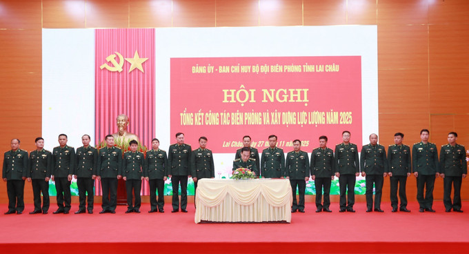 Đại tá Nguyễn Văn Hưng, Chính ủy Ban Chỉ huy Bộ đội Biên phòng tỉnh Lai Châu, ký giao ước phong trào thi đua năm 2026.