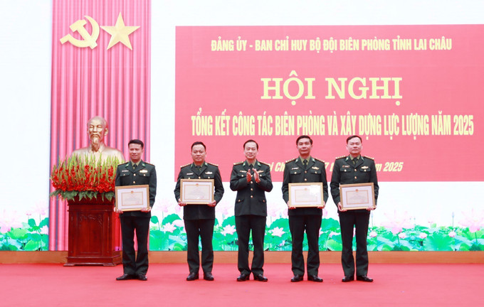 Đại tá Nguyễn Văn Hưng, Chính ủy Ban Chỉ huy BĐBP tỉnh Lai Châu, trao Bằng khen của Bộ tư lệnh BĐBP cho 4 cá nhân có thành tích xuất sắc trong các hoạt động kỷ niệm 80 năm Cách mạng tháng Tám và Quốc khánh nước Cộng hòa XHCN Việt Nam.