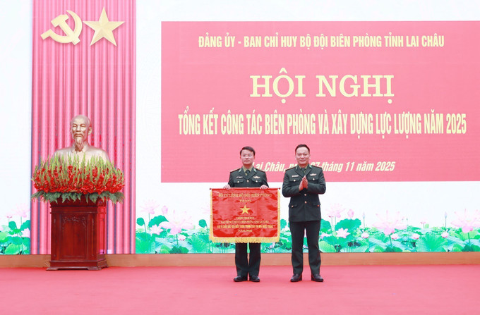 Thượng tá Trương Minh Đức, Chỉ huy trưởng Ban Chỉ huy BĐBP tỉnh Lai Châu, trao cờ thi đua của Bộ tư lệnh BĐBP cho tập thể phòng tham mưu.