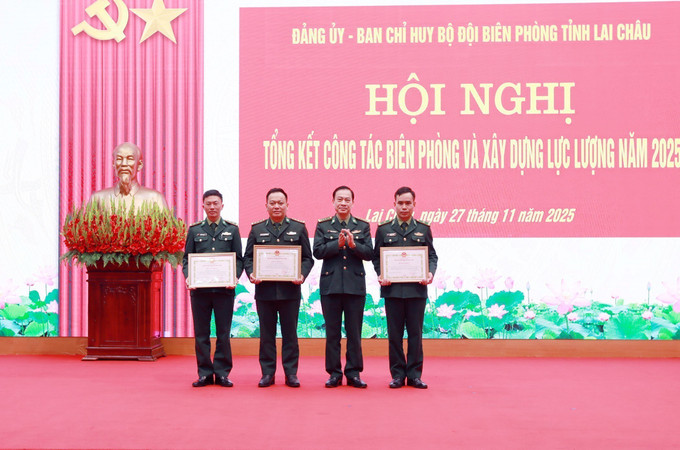 Trao Bằng khen của UBND tỉnh Lai Châu cho các tập thể, cá nhân có thành tích xuất sắc trong phong trào thi đua “Chung tay xóa nhà tạm, nhà dột nát trên địa bàn tỉnh năm 2025”.