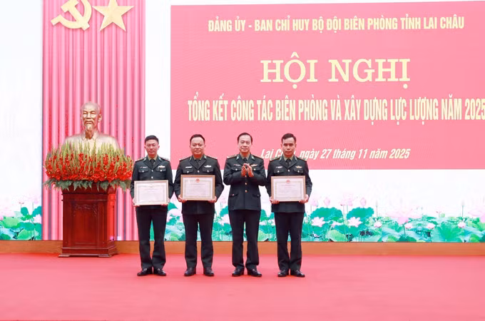 Trao Bằng khen của UBND tỉnh Lai Châu cho các tập thể, cá nhân có thành tích xuất sắc trong phong trào thi đua “Chung tay xóa nhà tạm, nhà dột nát trên địa bàn tỉnh năm 2025”.