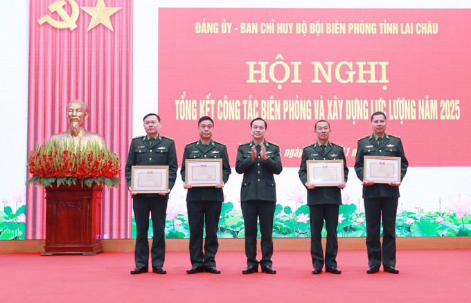Đại tá Nguyễn Văn Hưng, Chính ủy Ban chỉ huy Bộ đội Biên phòng tỉnh Lai Châu, trao danh hiệu Đơn vị quyết thắng của Bộ tư lệnh Bộ đội Biên phòng cho các tập thể.