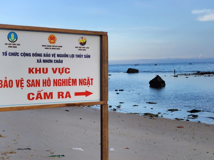 Bảng thông tin cấm xâm hại rạn san hô tại khu vực xã đảo Nhơn Châu. Ảnh: TTXVN phát xa-dao-nhon-chau-gia-lai-2.jpg