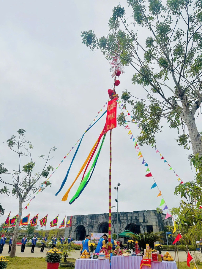Cây nêu báo hiện ngày Tết tại Di sản văn hóa thế giới Thành nhà Hồ.
