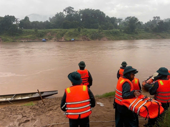 Các lực lượng chức năng triển khai công tác tìm kiếm thi thể chị H.T.H. Ảnh: TTXVN phát bi-lat-do-mat-tich.jpg