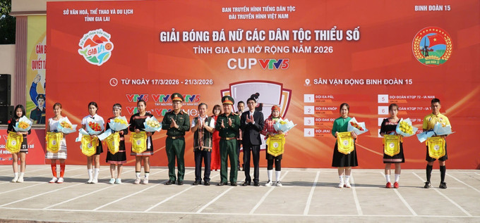 Ban tổ chức tặng cờ lưu niệm cho các đội tham gia Giải.