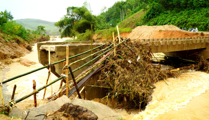 Chính quyền xã Sơn Hà dựng cầu tạm để lực lượng chức năng tiếp cận các thôn bị cô lập, hỗ trợ người dân.