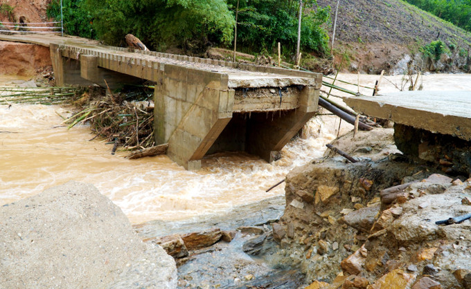 Cầu Nước Bao bị sập khiến giao thông bị tê liệt.