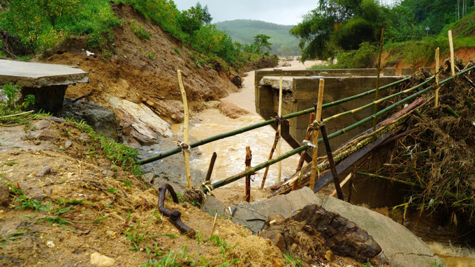 Chính quyền xã Sơn Hà dựng cầu tạm để lực lượng chức năng tiếp cận các thôn bị cô lập, hỗ trợ người dân.