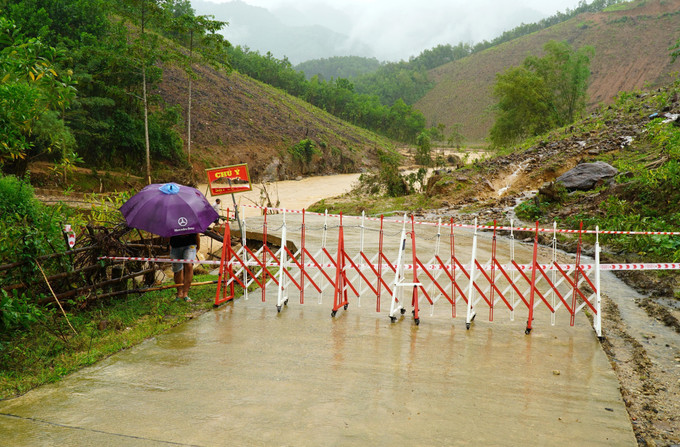 Chính quyền địa phương rào chắn, cắm biển cảnh báo nguy hiểm ngăn không cho người và phương tiện qua lại.