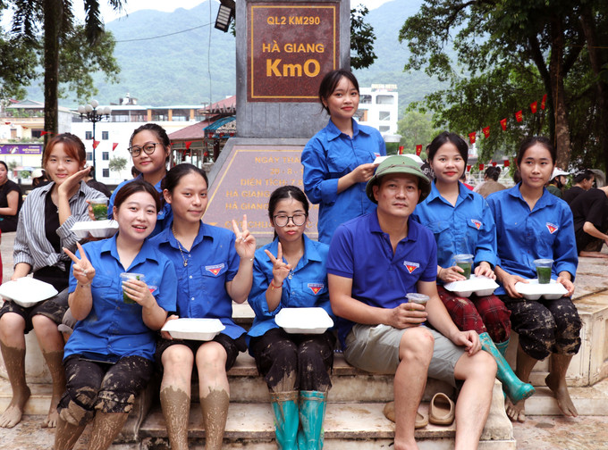 Bữa ăn trưa đáng nhớ của thầy và trò Phân hiệu Đại học Tuyên Quang tại Hà Giang. Bữa ăn trưa đáng nhớ của thầy và trò Phân hiệu Đại học Tuyên Quang tại Hà Giang.