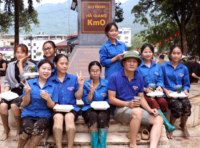 Bữa ăn trưa đáng nhớ của thầy và trò Phân hiệu Đại học Tuyên Quang tại Hà Giang.