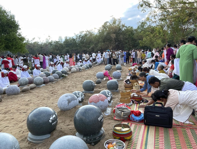 Con, cháu dòng tộc theo đạo Hồi giáo Bàni làm lễ tảo mộ tại nghĩa trang xã Xuân Hải.