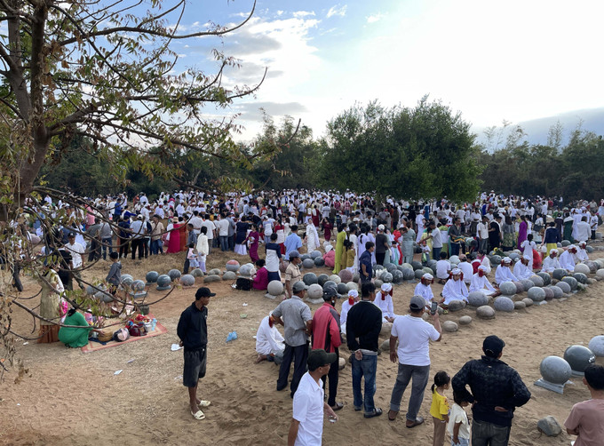 Con, cháu dòng tộc theo đạo Hồi giáo Bàni làm lễ tảo mộ tại nghĩa trang xã Xuân Hải.