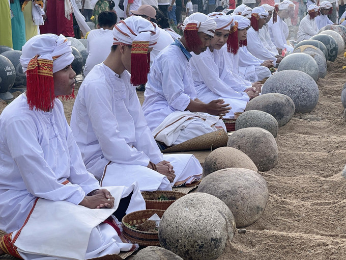 Con, cháu dòng tộc theo đạo Hồi giáo Bàni mặc đồng phục truyền thống làm lễ tảo mộ, mời tổ tiên về chung vui Tết Ramưvan.