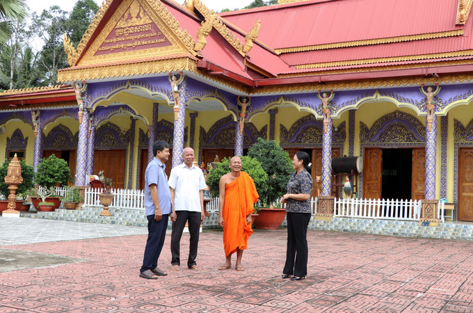 Thượng tọa Thạch Thưa, Trụ trì chùa Đại Trường, xã Tiểu Cần, tỉnh Vĩnh Long trao đổi với lãnh đạo chính quyền địa phương xã Tiểu Cần, tỉnh Vĩnh Long về chính sách tôn giáo của đảng, thúc đẩy đoàn kết, hòa hợp dân tộc và quản lý hoạt động tôn giáo theo đúng pháp luật.