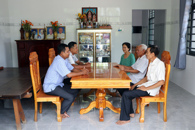 Các tổ chức, đoàn thể xã Tiểu Cần thường xuyên tiếp xúc, nắm bắt tâm tư, nguyện vọng của đồng bào dân tộc Khmer.