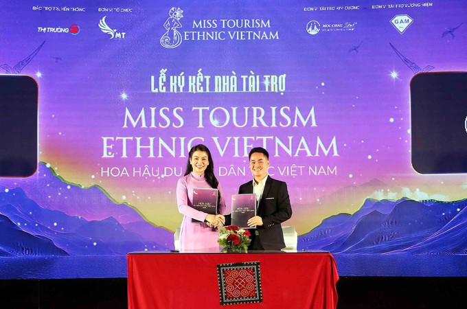 Đại diện Ban Tổ chức cuộc thi (bên trái) và Khu du lịch Mộc Châu Island ký kết hợp tác với nhà tài trợ. Đại diện Ban Tổ chức cuộc thi (bên trái) và Khu du lịch Mộc Châu Island ký kết hợp tác với nhà tài trợ.