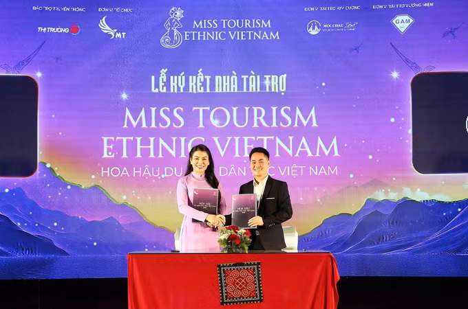 Đại diện Ban Tổ chức cuộc thi (bên trái) và Khu du lịch Mộc Châu Island ký kết hợp tác với nhà tài trợ.