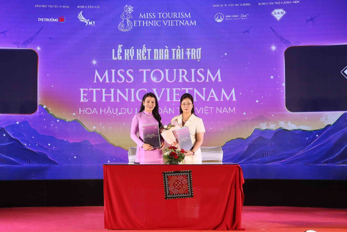 Đại diện Ban Tổ chức cuộc thi (bên trái) ký kết hợp tác với nhà tài trợ vương miện. hoa-hau-du-lich-dan-toc-viet-nam-7.jpg
