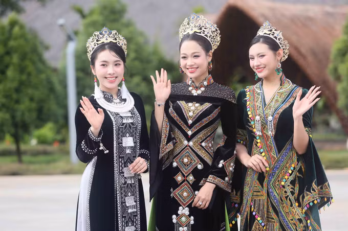 Các người đẹp khởi động cuộc thi Hoa hậu Du lịch dân tộc Việt Nam 2025.