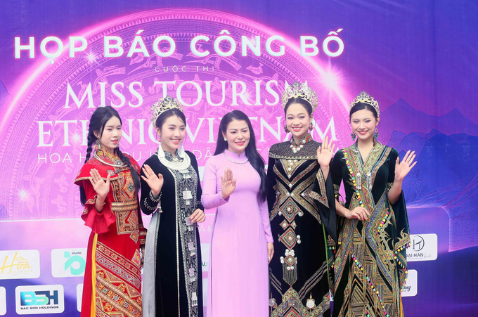 Đại diện Ban Tổ chức và các người đẹp khởi động cuộc thi Hoa hậu Du lịch dân tộc Việt Nam 2025. Đại diện Ban Tổ chức và các người đẹp khởi động cuộc thi Hoa hậu Du lịch dân tộc Việt Nam 2025.