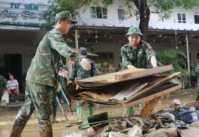 Lực lượng bộ đội hỗ trợ người dân phường Yên Bái dọn dẹp đồ dùng. Lực lượng bộ đội hỗ trợ người dân phường Yên Bái dọn dẹp đồ dùng.