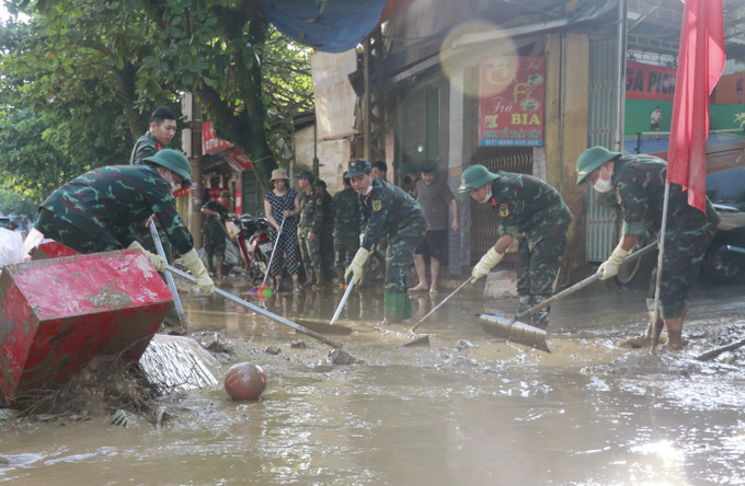 Lực lượng bộ đội hỗ trợ người dân phường Yên Bái dọn dẹp bùn đất trên đường. Lực lượng bộ đội hỗ trợ người dân phường Yên Bái dọn dẹp bùn đất trên đường.