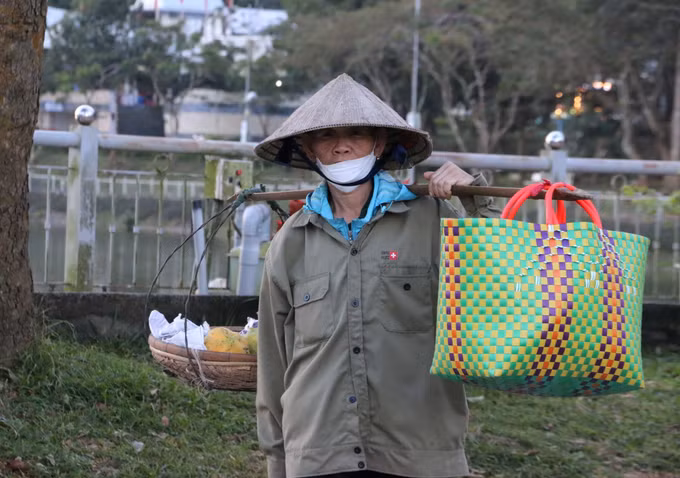 Từ hai, ba giờ sáng, người dân núi Cấm gánh hàng hóa đến chợ Mây cho kịp giờ nhóm chợ.