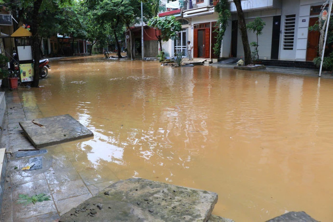 Đến 10 giờ 25/6, một số tuyến đường ở thành phố Yên Bái vẫn ngập sâu. Ảnh: Đinh Thùy/TTXVN Đến 10 giờ 25/6, một số tuyến đường ở thành phố Yên Bái vẫn ngập sâu. Ảnh: Đinh Thùy/TTXVN