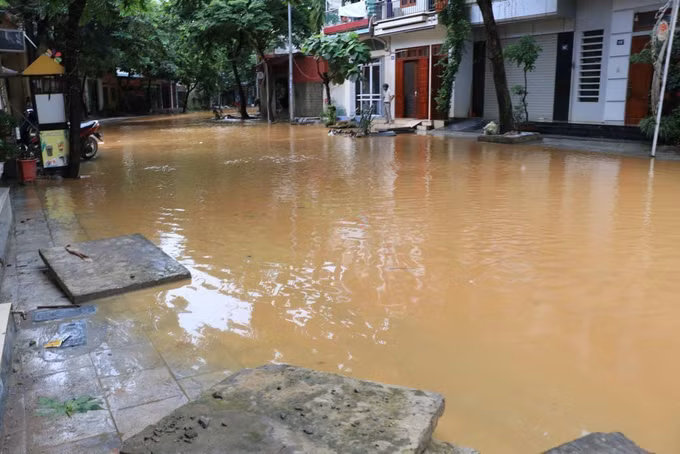Đến 10 giờ 25/6, một số tuyến đường ở thành phố Yên Bái vẫn ngập sâu. Ảnh: Đinh Thùy/TTXVN