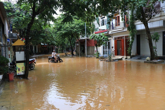 Một số vị trí tại các tuyến đường ở thành phố Yên Bái vẫn ngập sâu dù đã tạnh mưa gần 2 giờ. Ảnh: Đinh Thùy/TTXVN Một số vị trí tại các tuyến đường ở thành phố Yên Bái vẫn ngập sâu dù đã tạnh mưa gần 2 giờ. Ảnh: Đinh Thùy/TTXVN